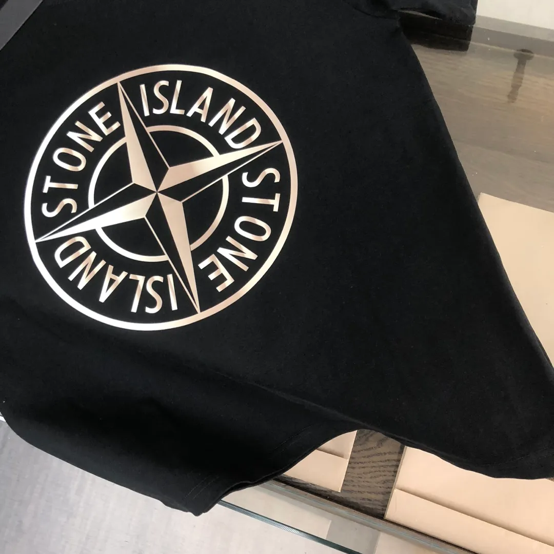 P180 Stone Island 2025 latest T-shirt, couple style ~ Original order, fashionable and casual short T-shirt, specially made of customized cotton fabric ~ Cotton T-shirt ~ Pre-washed to prevent deformation and shrinkage problem, more comfortable and breathable on the body ~ All available from stock ~ Unique design style, trendy must-have item, complete with three standards 👍 Color: black/white Size: S M L XL (larger version, please indicate your height and weight when placing an order)